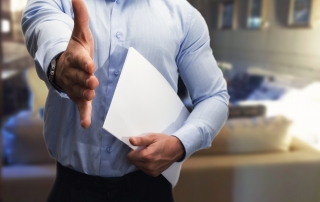 uomo stringe la mano per un colloquio di lavoro